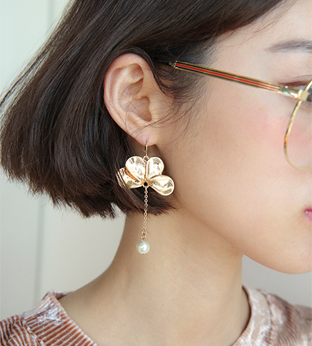 golden flower pearl earring