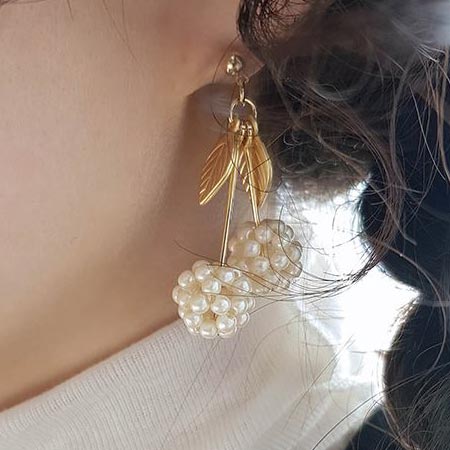 Pearl cherry earring
