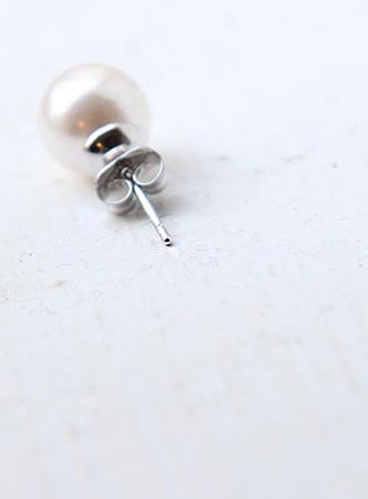 basic pearl earring