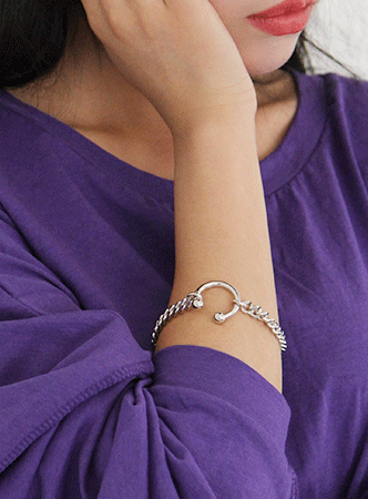 pierce chain bracelet