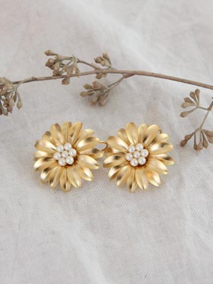 gold daisy earrings