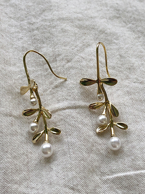 gold pearl leaf earring