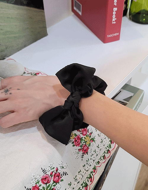 satin ribbon scrunchie (2 colors)